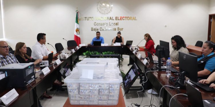 REALIZA EL INE EN BAJA CALIFORNIA SUR LA DESTRUCCIÓN DE MÁS DE 10 MIL FORMATOS DE CREDENCIAL PARA VOTAR CON FOTOGRAFÍA