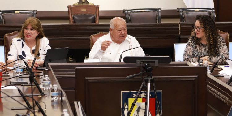 ACUERDA EL GOBERNADOR VCC Y SEMARNAT PRIORIZAR A PRESTADORES LOCALES EN LA TEMPORADA DE AVISTAMIENTO DEL TIBURÓN BALLENA   