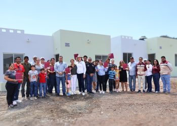 ENTREGA SECRETARIO GENERAL, SAÚL GONZÁLEZ, 71 ACCIONES DE VIVIENDA EN COMONDÚ, LORETO Y MULEGÉ