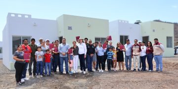 ENTREGA SECRETARIO GENERAL, SAÚL GONZÁLEZ, 71 ACCIONES DE VIVIENDA EN COMONDÚ, LORETO Y MULEGÉ