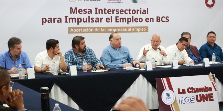 EL GOBERNADOR VÍCTOR CASTRO CONVOCA A FORTALECER ESTRATEGIAS PARA MANTENER EL LIDERAZGO LABORAL EN EL PAÍS