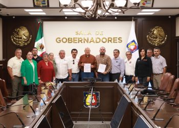 RECIBE EL GOBERNADOR VÍCTOR CASTRO EL PLIEGO PETITORIO DEL MAGISTERIO SUDCALIFORNIANO