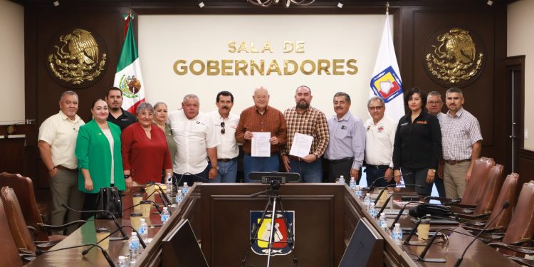 RECIBE EL GOBERNADOR VÍCTOR CASTRO EL PLIEGO PETITORIO DEL MAGISTERIO SUDCALIFORNIANO
