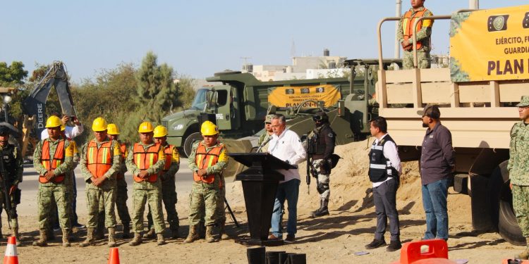 LLEVAN A CABO TRABAJOS DE LIMPIEZA EN ARROYOS DE LOS CABOS