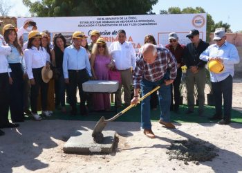 ENCABEZA VÍCTOR CASTRO LA COLOCACIÓN DE  LA PRIMERA PIEDRA DE LA TERCERA ESCUELA  DE TURISMO DE LA CROC EN EL ESTADO