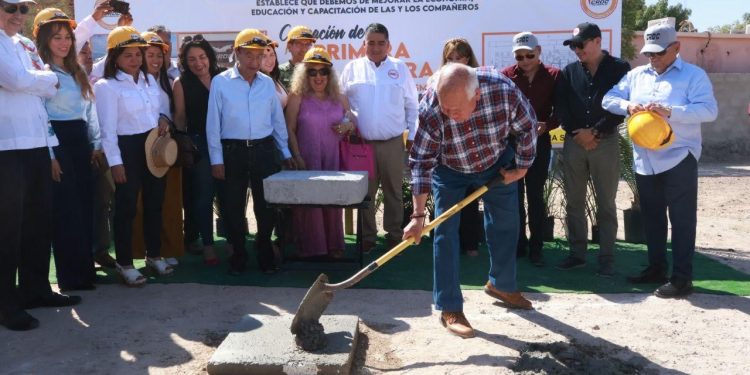 ENCABEZA VÍCTOR CASTRO LA COLOCACIÓN DE  LA PRIMERA PIEDRA DE LA TERCERA ESCUELA  DE TURISMO DE LA CROC EN EL ESTADO