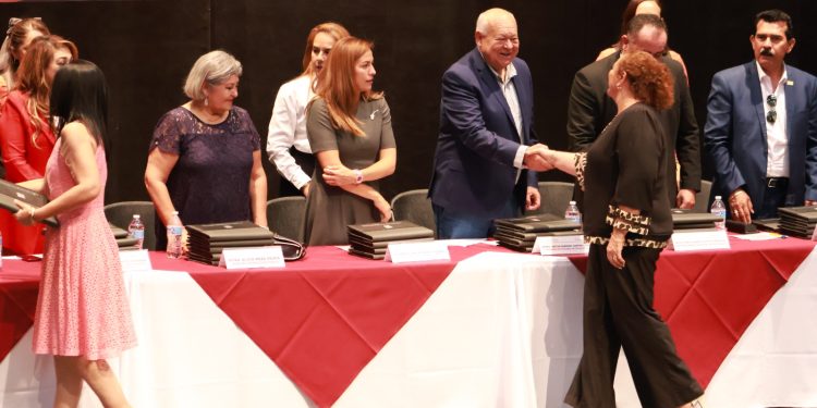 GOBERNADOR VÍCTOR CASTRO COSIÓ RECONOCE LABOR DOCENTE EN EL DÍA DEL MAESTRO