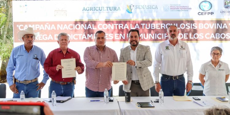 REALIZA EL GOBIERNO DE BCS LA FIRMA DEL CIERRE DE BARRIDO DE TUBERCULOSIS BOVINA EN LOS CABOS