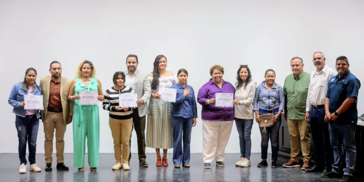    ENTREGA ALCALDE CHRISTIAN AGÚNDEZ APOYOS ECONÓMICOS PARA IMPULSAR A EMPRENDEDORES