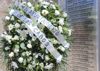 DEVELAN PLACA EN HONOR A DOCENTES DE LOS CABOS FALLECIDOS DURANTE 2024-2025