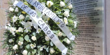 DEVELAN PLACA EN HONOR A DOCENTES DE LOS CABOS FALLECIDOS DURANTE 2024-2025