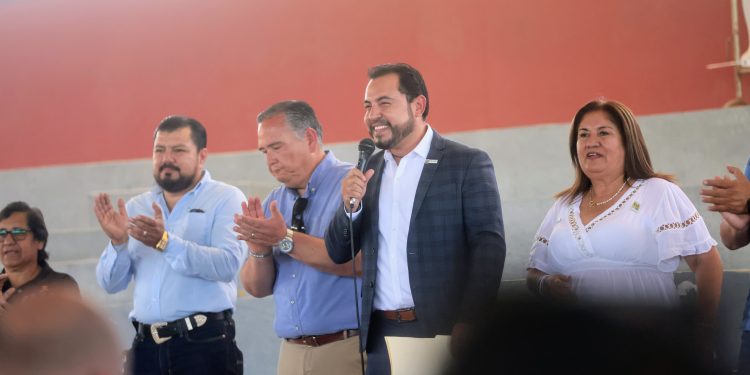 REALIZA AYUNTAMIENTO DE LOS CABOS ENTREGA DE BONO ANUAL A PERSONAL DOCENTE