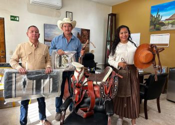 RECIBE DELEGADA DE CABO SAN LUCAS DONATIVO PARA FIESTAS TRADICIONALES DEL SAUZAL 2025