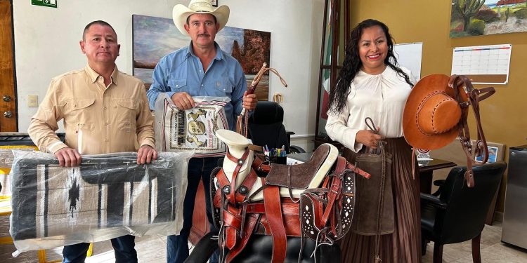 RECIBE DELEGADA DE CABO SAN LUCAS DONATIVO PARA FIESTAS TRADICIONALES DEL SAUZAL 2025