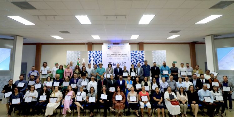 UABCS RECONOCE A 71 DOCENTES POR AÑOS DE SERVICIO BRINDADOS A LA INSTITUCIÓN