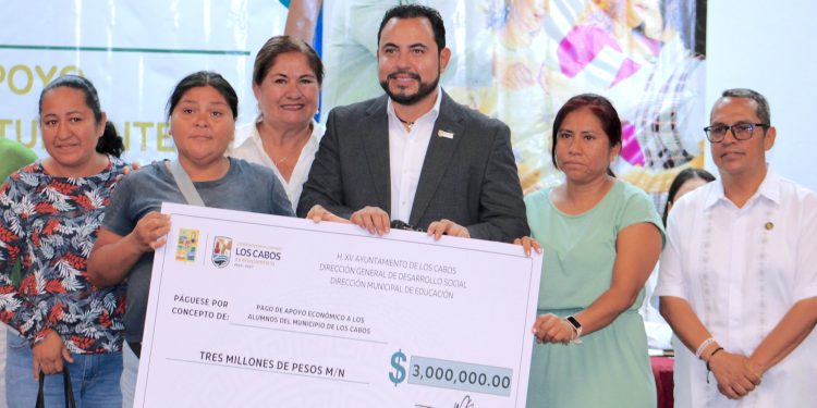 CON ENTREGA DE BECAS CONMEMORAN DÍA DEL ESTUDIANTE EN CABO SAN LUCAS