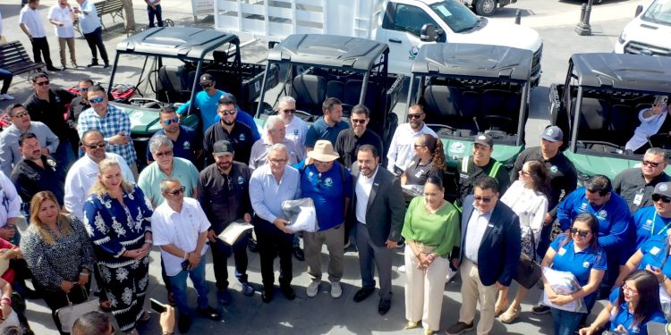 ENTREGA ALCALDE CHRISTIAN AGUNDEZ NUEVO PARQUE VEHICULAR A ZOFEMAT PARA FORTALECER LABOR OPERATIVA