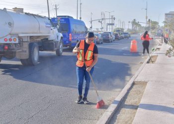 REALIZAN LIMPIEZA DE CAMELLONES EN CSL