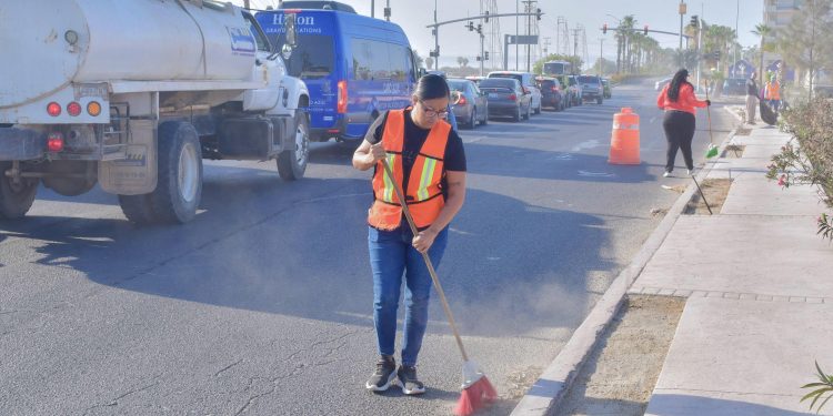 REALIZAN LIMPIEZA DE CAMELLONES EN CSL