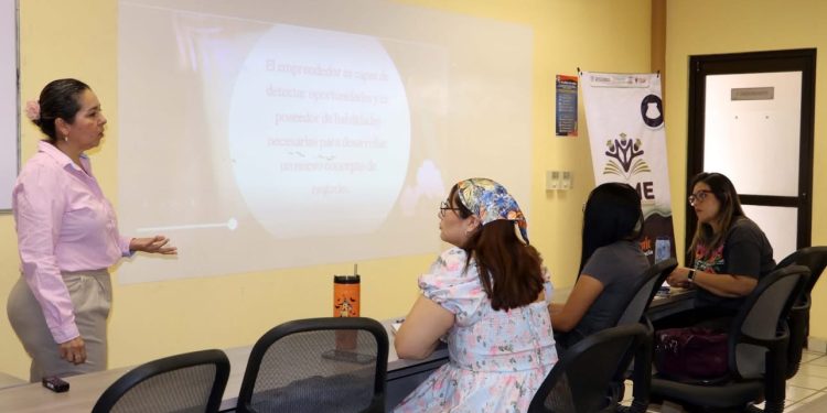 UABCS E ISMUJERES CAPACITAN A MUJERES EN TEMAS DE EMPRENDIMIENTO