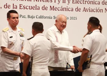 ASÍSTE GOBERNADOR VÍCTOR CASTRO COSIÓ A LA CEREMONIA DE GRADUACIÓN DEL CENTRO DE ESTUDIOS AERONAVALES