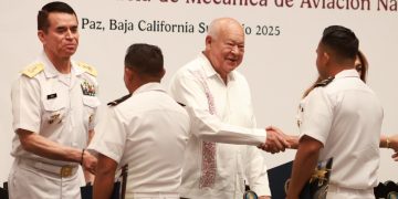 ASÍSTE GOBERNADOR VÍCTOR CASTRO COSIÓ A LA CEREMONIA DE GRADUACIÓN DEL CENTRO DE ESTUDIOS AERONAVALES