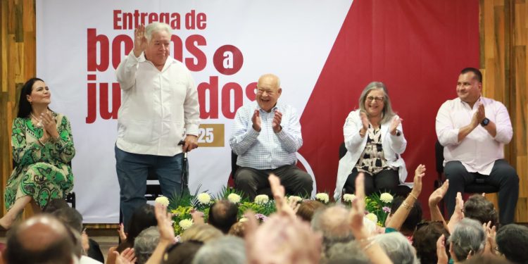ENTREGA GOBERNADOR VCC BONO A PERSONAL JUBILADO DE LA SECRETARÍA DE SALUD ; RECONOCE SU LEGADO CON EL BIENESTAR DE LA POBLACIÓN