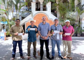ENTREGA AYUNTAMIENTO DE LOS CABOS APOYOS ECONÓMICOS A PRODUCTORES LOCALES