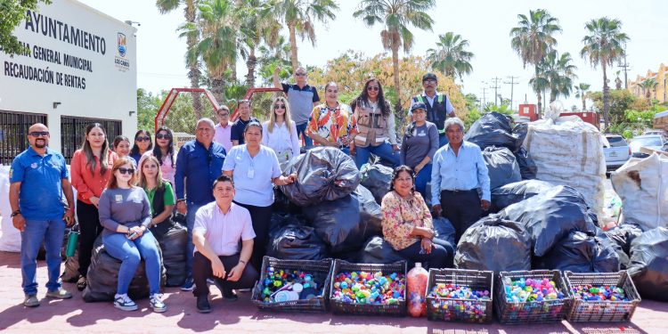 DELEGADA DE CABO SAN LUCAS ENTREGA 780 KILOS DE PET