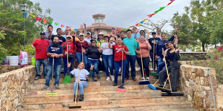 REALIZAN LIMPIEZA EN PLAZA PÚBLICA AMELIA WILKES EN CABO SAN LUCAS
