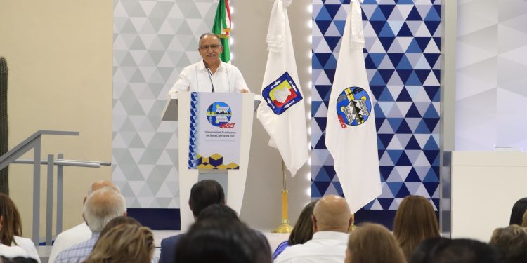 RINDE RECTOR DE LA UABCS SU SEGUNDO INFORME DE GESTIÓN ACÁDEMICO- ADMINISTRATIVA