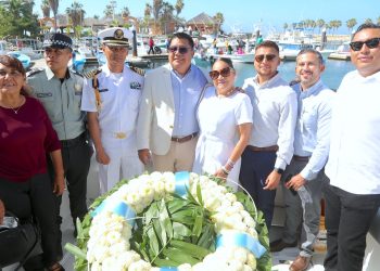 AUTORIDADES DE LOS CABOS HONRAN A LA MARINA NACIONAL