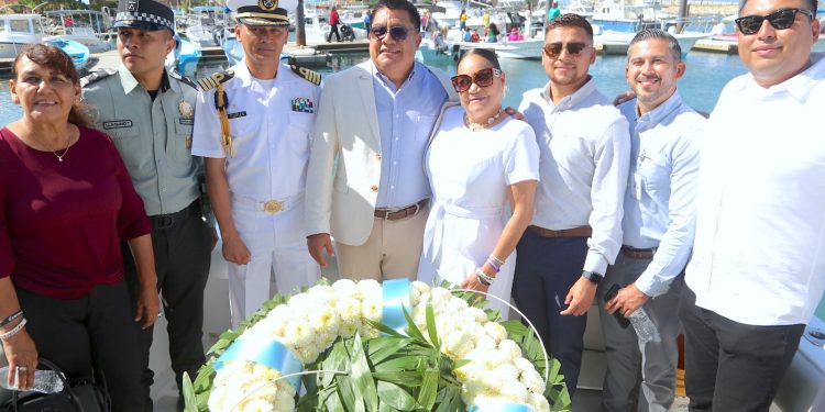 AUTORIDADES DE LOS CABOS HONRAN A LA MARINA NACIONAL