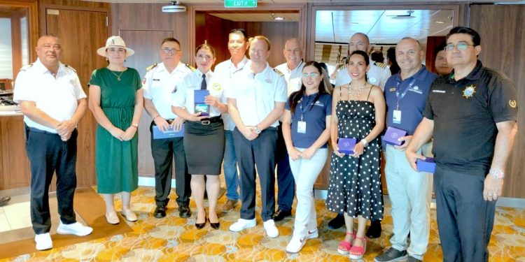 CON MÁS DE 6 MIL PASAJEROS ARRIBA CRUCERO OVATION OF THE SEAS A CABO SAN LUCAS