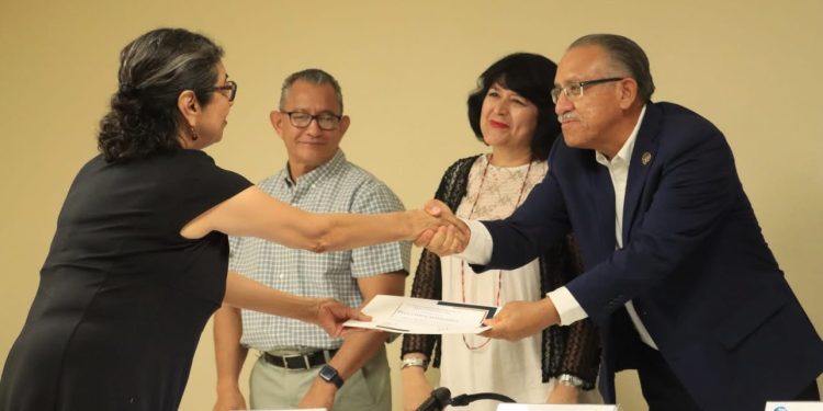 RECONOCE UABCS A PERSONAL ACADÉMICO JUBILADO POR SU VALIOSA TRAYECTORIA Y APORTACIONES A LA INSTITUCIÓN