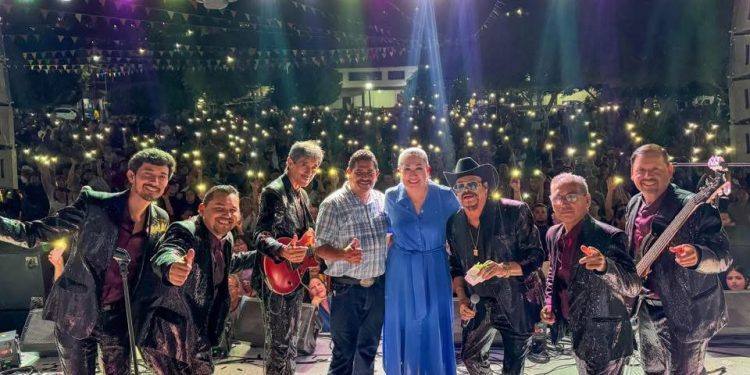 CON MÚSICA Y ALEGRÍA, EL XVIII AYUNTAMIENTO DE MULEGÉ HONRA A LOS PADRES EN SU DÍA