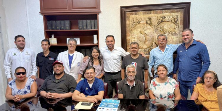 ALCALDE DE LOS CABOS HIZO ENTREGA DE APOYOS ECONÓMICOS