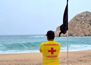 LLAMA ZOFEMAT LOS CABOS A RESPETAR BANDERAS DE SEÑALIZACIÓN EN LAS PLAYAS ANTE PRESENCIA DE MAR DE FONDO