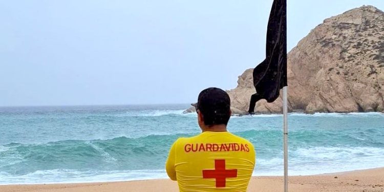 LLAMA ZOFEMAT LOS CABOS A RESPETAR BANDERAS DE SEÑALIZACIÓN EN LAS PLAYAS ANTE PRESENCIA DE MAR DE FONDO