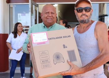RECIBEN HABITANTES DE MIGRIÑO ABANICOS SOLARES ,POSTES DE ALUMBRADO PÚBLICO Y TINACOS