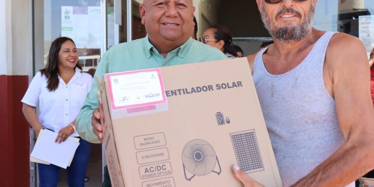 RECIBEN HABITANTES DE MIGRIÑO ABANICOS SOLARES ,POSTES DE ALUMBRADO PÚBLICO Y TINACOS
