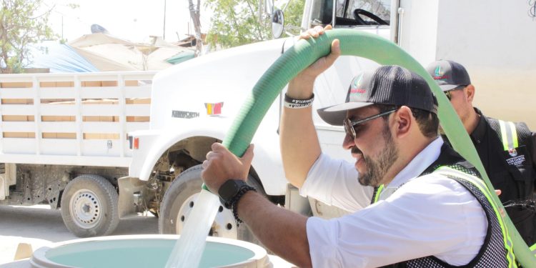 ALCALDE CHRISTIAN AGUNDEZ ENTREGA DE TINACOS PARA FORTALECER EL SUMINISTRO DE AGUA EN ZONAS PRIORITARIAS