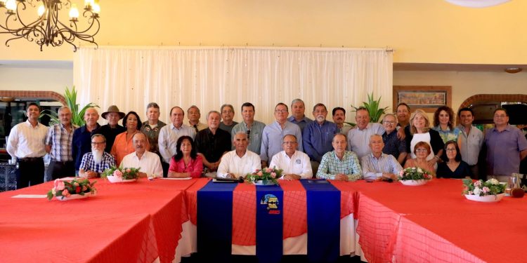 EGRESADAS Y EGRESADOS FUNDADORES SE SUMAN A  LOS PREPARATIVOS DEL 50 ANIVERSARIO DE LA UABCS
