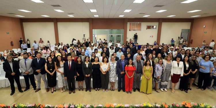 LA UABCS ENTREGA MÁS DE 250 TÍTULOS Y GRADOS  ACADÉMICOS EN CEREMONIA OFICIAL