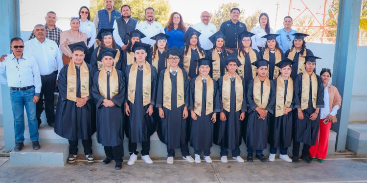 CELINA RAMÍREZ RECONOCE EL ESFUERZO DE LOS ESTUDIANTES EN LAS GRADUACIONES DE CECyTEEMSAD