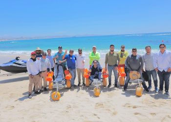 CUENTAN PLAYAS DE LOS CABOS CON SILLAS ANFIBIAS PARA PERSONAS CON DISCAPACIDAD