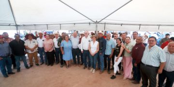 GOBERNADOR VÍCTOR CASTRO ENTREGA APOYOS PARA EL CAMPO A PRODUCTORES DE BCS