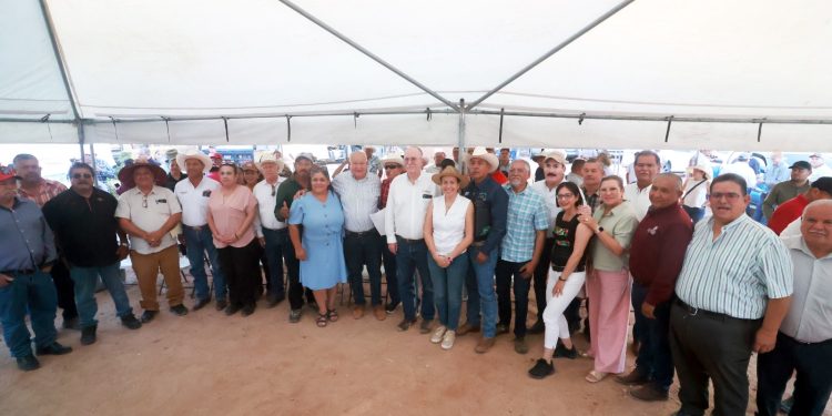 GOBERNADOR VÍCTOR CASTRO ENTREGA APOYOS PARA EL CAMPO A PRODUCTORES DE BCS