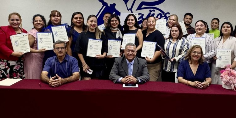 SE GRADÚAN 189 ALUMNOS DE LA UNIVERSIDAD PEDAGÓGICA NACIONAL LA PAZ