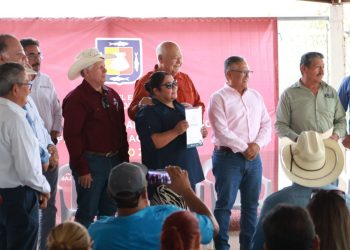 CUMPLE GOBERNADOR VÍCTOR CASTRO A PRODUCTORES DE COMONDÚ CON ENTREGA DE APOYOS